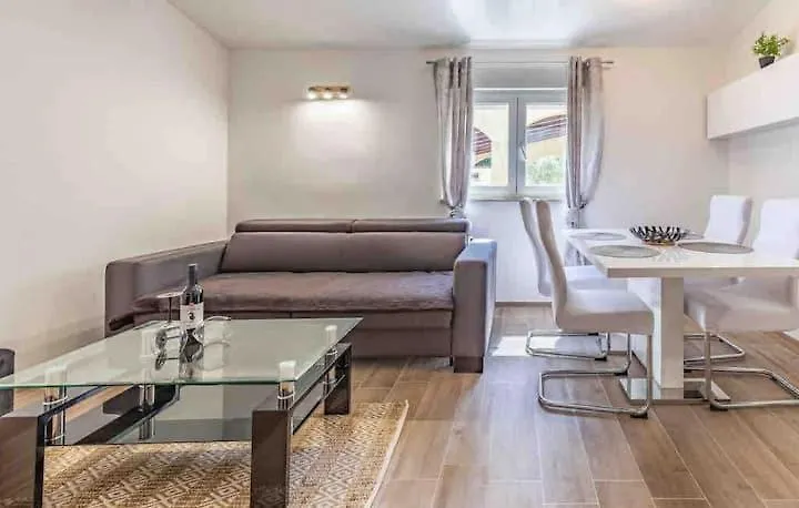 Apartments Eden Sisan