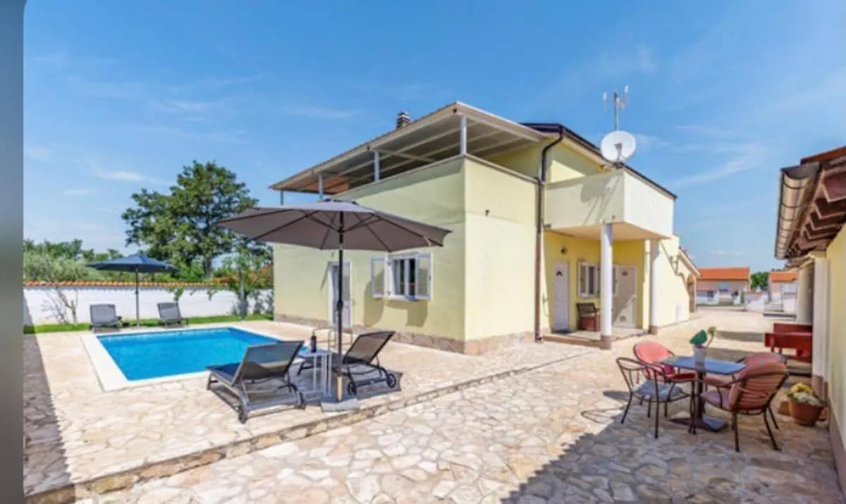 Apartments Eden Sisan