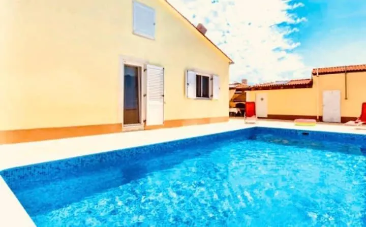 Apartments Eden Sisan